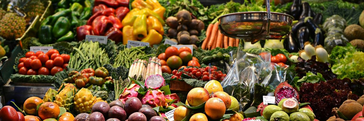 市場に並ぶ色とりどりの野菜と果物