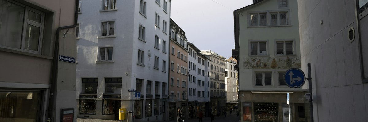 ヨーロッパの旧市街の建物が並ぶ通り