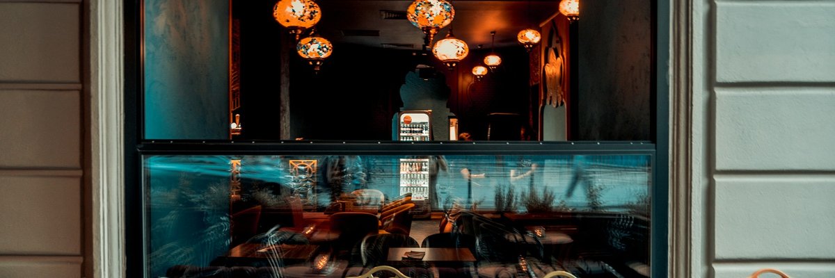 ガラス窓越しに見えるカフェの店内
