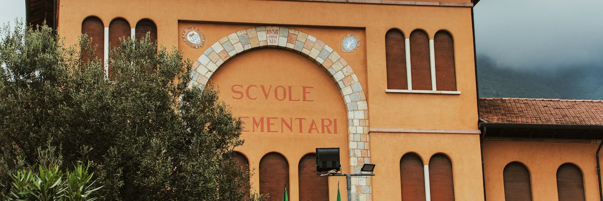 イタリアの小学校の入り口とアーチのある建物