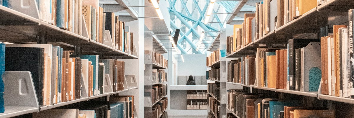 本棚が並ぶ図書館の通路