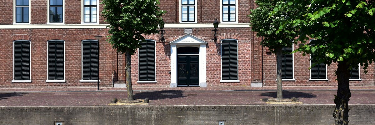 並木の前に建つオランダのレンガ造りの建物