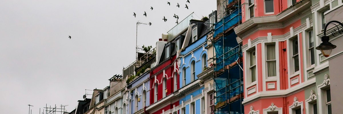 ロンドンの街並みに並ぶ色とりどりの建物