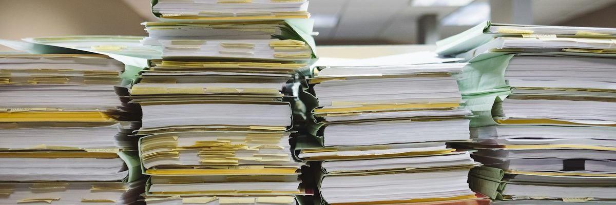 積み重ねられた書類とファイル