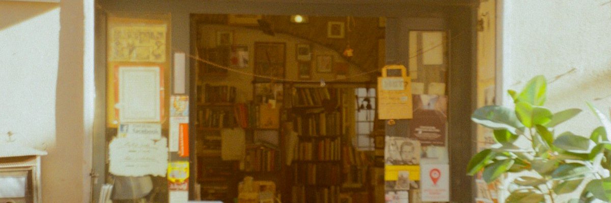 本が並ぶ書店の入口