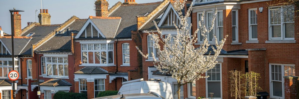 ロンドンの赤レンガの住宅が並ぶ街並み