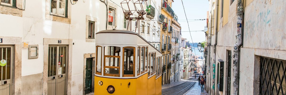 リスボンの坂道を走る黄色い路面電車