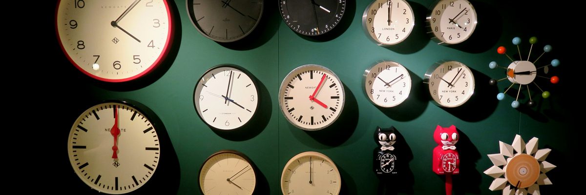 壁に掛けられたさまざまな時計