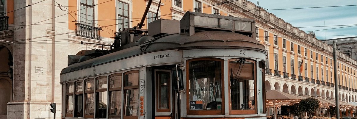 リスボンの広場を走る古い路面電車