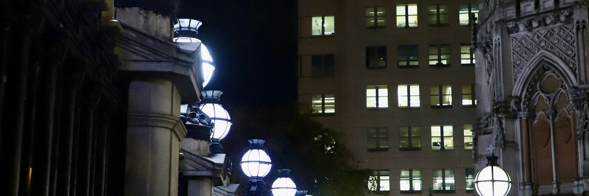 夜の街灯がともる石造りの街並み