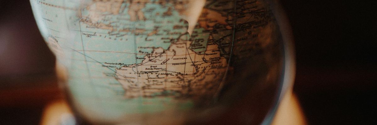 古い地球儀に描かれた世界地図の接写