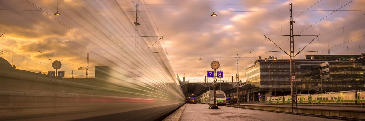 夕焼けの空の下のヨーロッパの駅のホーム